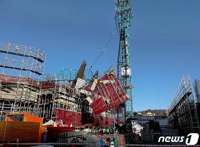 20일 오전 8시 37분쯤 경기 부천시 '힐스테이스 소사역'공사현장에서 타워크레인이 무너졌다.(독자제공)2022.1.20/뉴스1 ⓒ News1 정진욱 기자