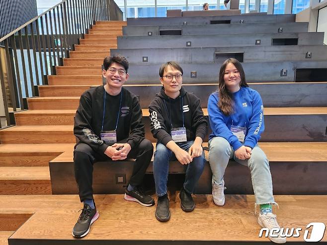 톰 리 솔라나 전략 디렉터(왼쪽)가 솔라나 팀원인 김학현 코리아 테크 리드(중앙)와 김채린 디벨로퍼 릴레이션 담당자와 함께 <뉴스1> 인터뷰에 참여했다.