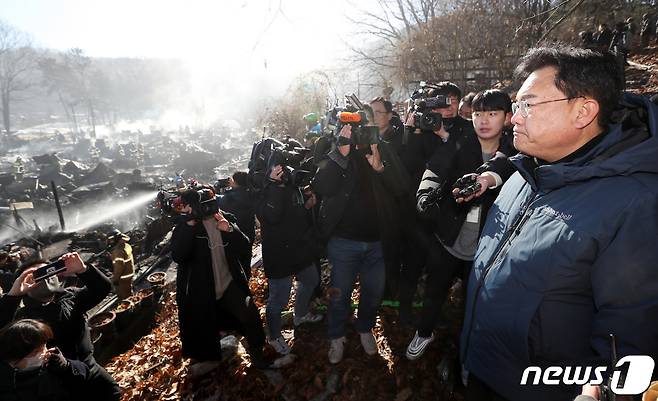 정진석 국민의힘 비상대책위원장이 20일 오전 화재가 발생한 서울 강남구 구룡마을을 찾아 화재현장을 바라보고 있다. (공동취재) 2023.1.20/뉴스1 ⓒ News1 조태형 기자