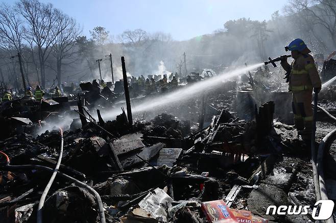 20일 오전 화재가 발생한 서울 강남구 개포동 구룡마을 4구역에서 소방대원들이 진화 작업을 벌이고 있다. (공동취재) 2023.1.20/뉴스1 ⓒ News1 조태형 기자