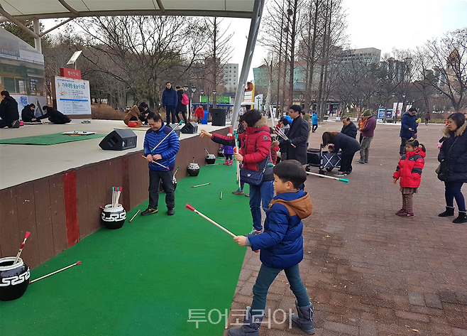 서울어린이대공원에서 투호던지기 체험