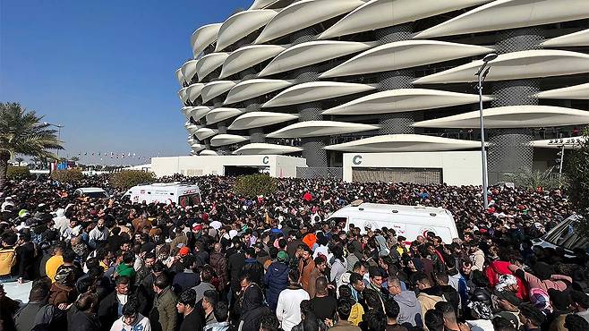 걸프축구대회 결승전 경기장 주변 인파들 (사진출처 : 연합뉴스)