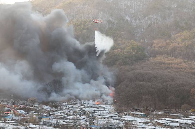 20일 오전 화재가 발생한 서울 강남구 개포동 구룡마을 4구역에서 소방 헬기가 진화작업을 벌이고 있다. /연합뉴스