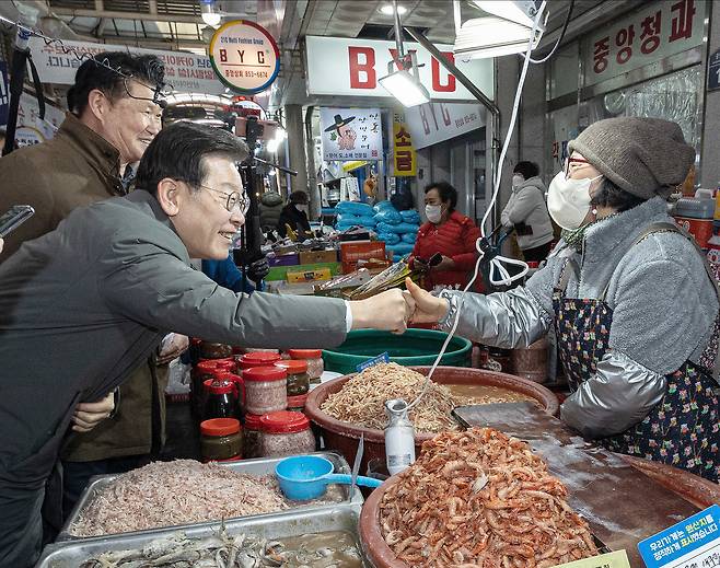 백드롭에 사용된 사진. 더불어민주당 이재명 대표가 지난달 22일 경북 안동시 옥야동 안동 중앙신시장을 방문해 상인과 인사하는 모습이다. 뉴스1