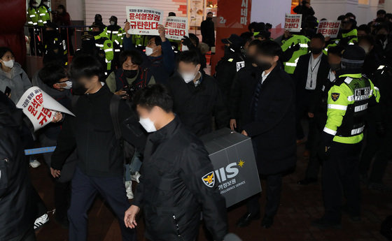 국가정보원 관계자들이 18일 오후 서울 중구 전국민주노동조합총연맹(민노총) 서울 사무실에서 국가보안법 위반 혐의로 압수수색을 마친 후 압수품 상자를 들고 나가고 있다. 2023.1.18/뉴스1