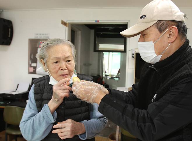 19일 오전 서울 은평구 녹번동 녹번산골마을 마을회관에서 열린 ‘친구야 함께하자’ 행사에서 강옥희 (86) 어르신이 다른 주민이 만든 동태전을 맛본 뒤 “이거 간이 딱 맞다!”고 말하고 있다. 곽윤섭 선임기자