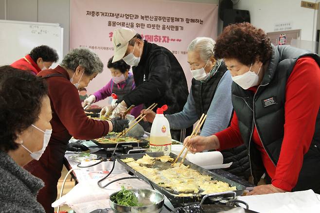 19일 오전 서울 은평구 녹번동 녹번산골마을 마을회관에서 열린 ‘친구야 함께하자’ 행사에서 주민들이 직접 전을 곽윤섭 선임기자 kwak1027@hani.co.kr