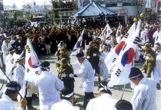 경북 영덕 영해면에서 3.1운동을 재현한 장면. <한겨레> 자료사진