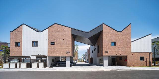 지붕을 공유하는 다세대 주택. 여러 채가 모인 블록형 건물은 거주자의 시선과 동선에 하나의 흐름을 부여한다. 남궁선 건축사진작가 제공