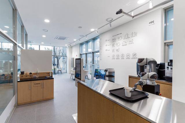 단지 내 커뮤니티 센터에 있는 카페. 자리에서 주문을 하면 로봇 바리스타가 커피를 만들고 서빙 로봇이 커피를 배달한다. 남궁선 건축사진작가 제공