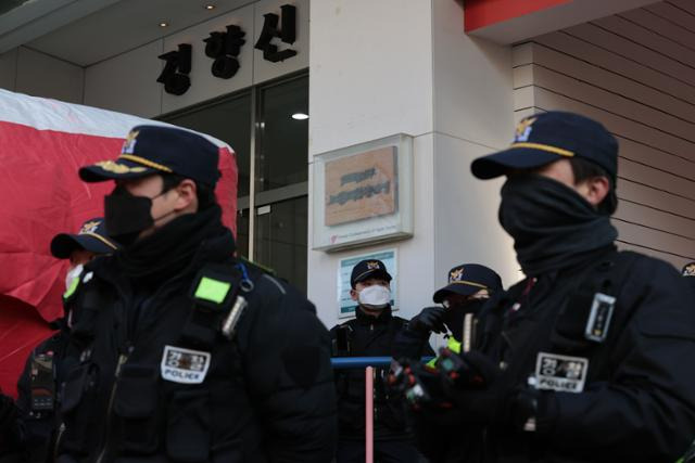 18일 국정원 압수수색이 이루어지고 있는 서울 중구 전국민주노동조합총연맹(민주노총) 서울 사무실 앞 통행을 통제하고 있는 경찰의 모습. 연합뉴스