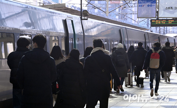 설 연휴를 하루 앞둔 20일 오전 서울 용산구 서울역 승강장에서 귀성객들이 열차를 타기 위해 이동하고 있다. [사진=김성진 기자]