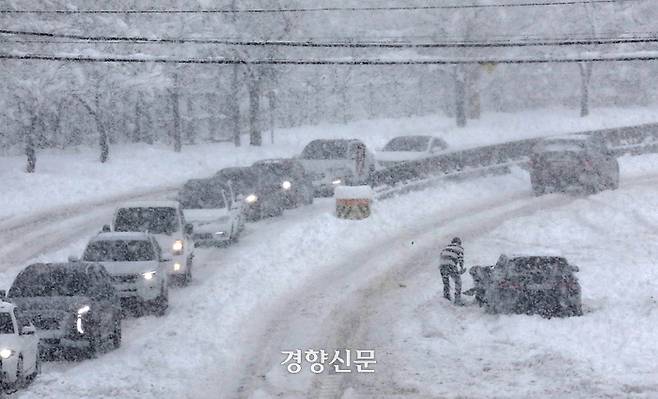 강원, 충북, 경북 등의 지역에 대설주의보가 내려졌던 지난 15일 강원도 속초시 동해대로에서 언덕을 오르지 못하는 차들이 갓길에 고립되어 있다. 김창길 기자