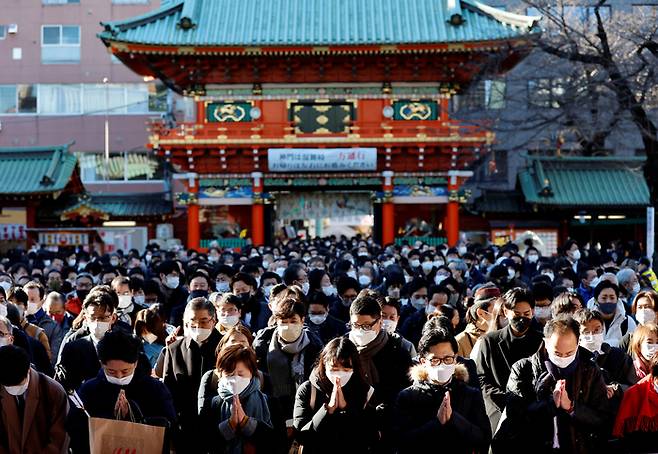 지난 4일 일본 도쿄 간다묘진 신사에서 시민들이 새해를 맞아 마스크를 쓴 채 기도하고 있다. 로이터연합뉴스