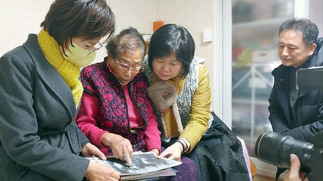 이정미 정의당 대표(오른쪽 두번째)와 강은미 의원(왼쪽)이 20일 광주 서구에 있는 일제강제동원 피해자 양금덕 할머니 집을 찾아 사진을 함께 보고 있다. 정의당 광주시당 제공