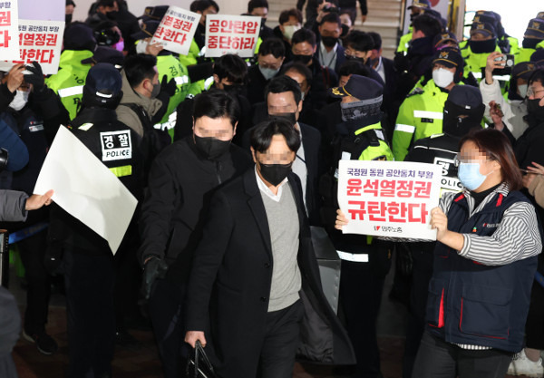 북한 간첩단 의혹 관련 지하조직 사건을 수사 중인 국가정보원(국정원)이 18일 서울 중구 전국민주노동조합총연맹(민주노총) 사무실에서 압수수색을 마친 뒤 압수품을 들고 나서고 있다. 이한결 기자