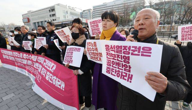 19일 오후 서울 용산구 전쟁기념관 앞에서 열린 국가정보원의 민주노총 압수수색 규탄 및 윤석열 정권의 진보진영 공안탄압 중단 촉구 시민사회노동종교단체 공동 기자회견에서 박석운 전국민중행동 공동대표(오른쪽)가 발언하고 있다. 연합뉴스