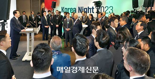 글로벌 리더들에게 한국을 알리는 한편 2030년 부산 세계박람회 유치를 목적으로 마련된 ‘코리아 나이트’행사가 지난 18일 (현지시간) 스위스 다보스의 아메론호텔에서 열렸다. 이날 윤석열 대통령이 국내외 기업인 등 350여 명 앞에서 인사말을 하고 있다. /사진=다보스,이승환기자