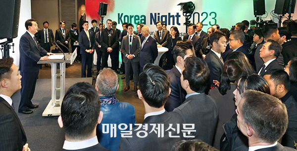 Yoon attended the “Korea Night” event that was held on the sidelines of the forum on Wednesday. [Photo by Lee Seung-hwan]