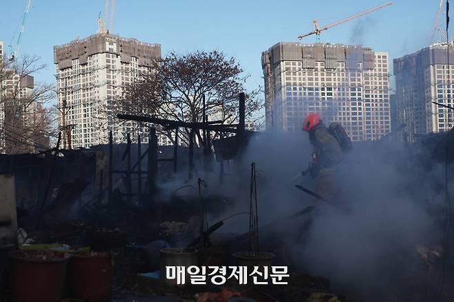 20일 오전 화재가 발생한 서울 강남구 개포동 구룡마을 4구역에서 소방대원들이 진화 작업을 벌이고 있다. 2023.1.20[이충우기자]