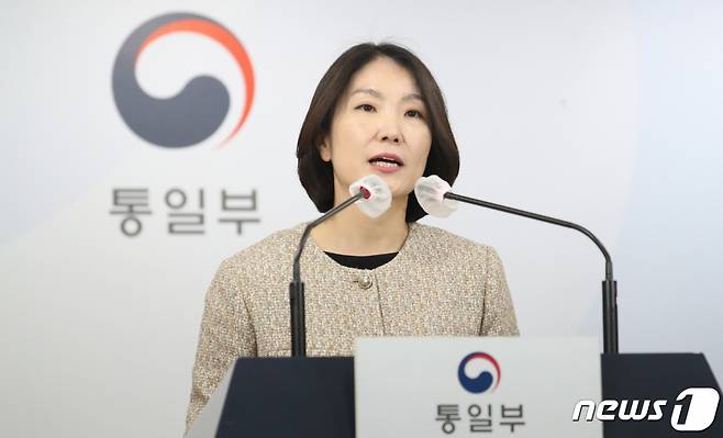 (서울=뉴스1) 김명섭 기자 = 이효정 통일부 대변인이 20일 오전 서울 종로구 세종대로 정부서울청사에서 설 명절 계기 이산가족 관련 행사 등 정례브리핑을 하고 있다. 2023.1.20/뉴스1  Copyright (C) 뉴스1. All rights reserved. 무단 전재 및 재배포 금지.