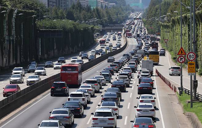 서울 서초구 잠원IC 부근 경부고속도로 하행선이 차들로 붐비고 있다. [헤럴드DB]