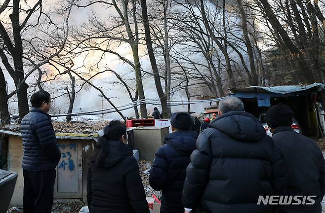 [서울=뉴시스] 백동현 기자 = 20일 오전 서울 강남구 구룡마을에서 큰 불이 나 대피한 마을주민들이 멀리서 바라보고 있다. 2023.01.20. livertrent@newsis.com