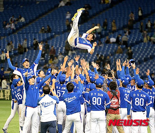 【도쿄(일본)=뉴시스】고범준 기자 = 21일 오후 일본 도쿄돔에서 열린 2015 WBSC 프리미어12 대한민국과 미국의 결승 경기, 8-0으로 우승을 차지한 한국 대표팀 선수들이 정근우를 헹가래 치고 있다. 2015.11.21. bjko@newsis.com