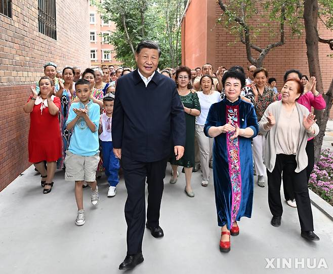 [우루무치=신화/뉴시스] 시진핑 중국 국가주석이 지난해 7월13일 중국 신장위구르 자치구 우루무치시 톈산의 구위안 지역사회를 방문하고 있다. 2023.01.20.