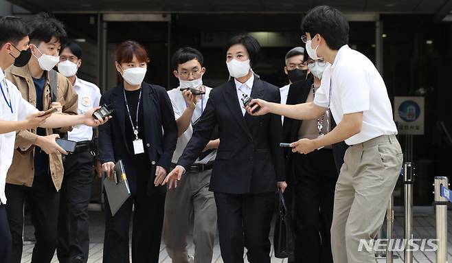 [서울=뉴시스] 조수정 기자 = 사업가로부터 청탁을 빌미로 억대의 금품을 수수한 의혹 등을 받는 이정근 전 더불어민주당 사무부총장이 지난해 9월30일 오후 영장실질심사를 마친 뒤 서울 서초구 서울중앙지방법원을 나서고 있다. 2022.09.30. chocrystal@newsis.com