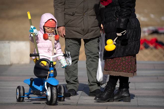 지난 17일 중국 베이징에서 산책하는 사람들. 연합뉴스