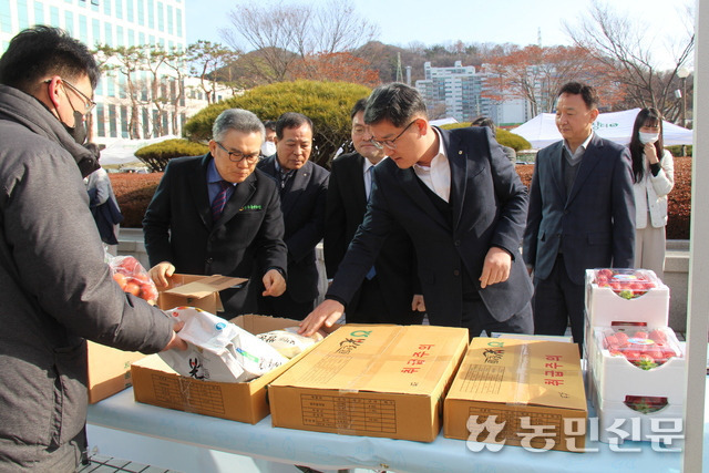 광주농협본부가 17일 고향사랑기부금 답례품 전시회를 열고 답례품으로 선정된 지역 농산물을 시민들에게 선보이고 있다.