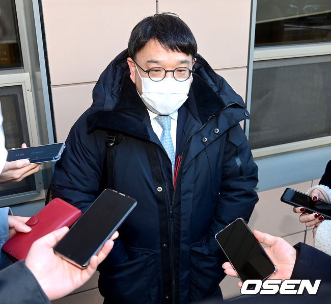 [OSEN=최규한 기자]이영하 변호를 맡은 김선웅 변호사가 공판을 마치고 취재진과 대화를 나누고 있다. 2023.01.20 / dreamer@osen.co.kr