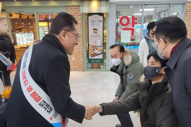 ▲정운천 국민의힘 전북도당위원장이 20일 전주고속버스터미널에서 한 시민과 악수를 나누고 있다. ⓒ