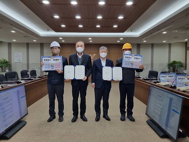 18일 공사 대회의실에서 열린 ‘인천공항 시설관리 안전·청렴 결의대회’에서 인천국제공항공사 전형욱 본부장(왼쪽 세 번째)과 인천공항시설관리 안일형 본부장(왼쪽 두번째)이 결의문 선서 후 기념촬영을 하고 있다.