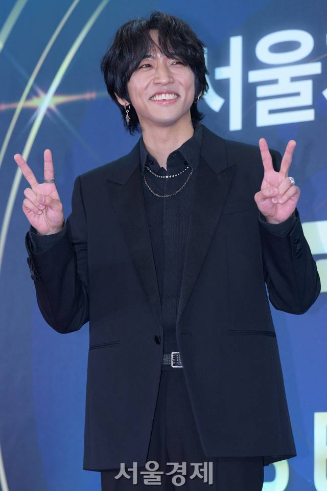 가수 이승윤이 19일 오후 서울 송파구 KSPO DOME(올림픽체조경기장)에서 열린 '제23회 서울가요대상' 레드카펫 및 포토월에서 포즈를 취하고 있다. / 사진=김규빈 기자