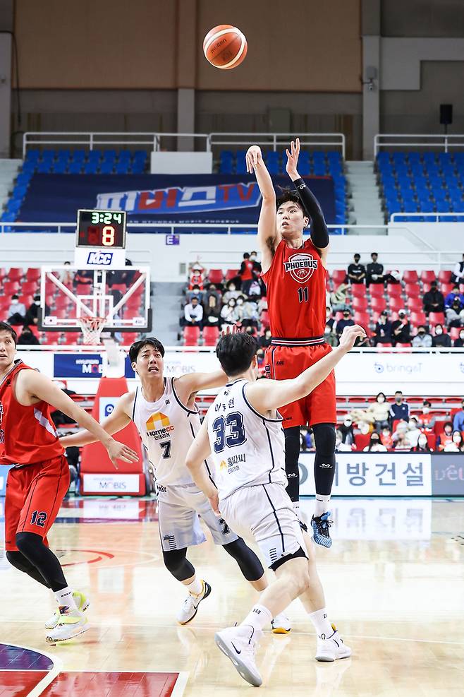 울산 현대모비스의 이우석이 20일 울산 홈구장에서 열린 2022~2023 SKT 에이닷 프로농구 전주 KCC와의 경기에서 슛을 던지고 있다. KBL 제공