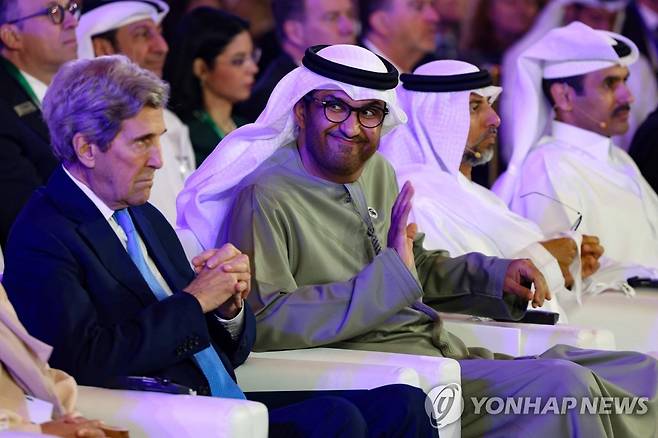 케리 미국 기후특사와 술탄 알자비르 COP28 의장 지명자 (아부다비 AFP=연합뉴스) 아랍에미리트(UAE) 산업 및 첨단기술 담당 장관 겸 아부다비국영석유회사(ADNOC) 최고경영자(CEO)인 술탄 아흐메드 알자비르 박사(앞줄 왼쪽에서 2번째)가 존 케리 미국 기후특사(앞줄 왼쪽 첫번째) 등과 함께 2023년 1월 14일 아부다비에서 미국 싱크탱크 '대서양위원회'(AC)가 주최한 글로벌 에너지 포럼에 참석하고 있다. 알자비르는 제28차 유엔기후변화협약 당사국총회(COP28) 의장으로 지난 12일 지명됐다. (Photo by Karim SAHIB / AFP) 2023.1.20. photo@yna.co.kr