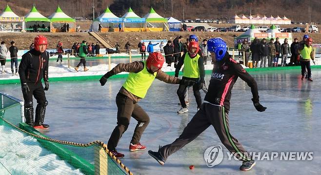 빙판 위 얼음축구 최강자는 누구 [연합뉴스 자료사진]