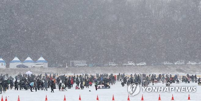 겨울왕국으로 변한 인제 빙어호 [연합뉴스 자료사진]