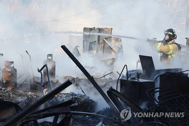 화재 진압하는 소방대원들 (서울=연합뉴스) 김주성 기자 = 20일 오전 화재가 발생한 서울 강남구 개포동 구룡마을 4구역에서 소방대원들이 진화 작업을 벌이고 있다. 2023.1.20 utzza@yna.co.kr