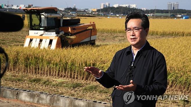 농식품장관, 가루쌀 수확현장 방문 (서울=연합뉴스) = 정황근 농림축산식품부 장관은 13일 전북 익산시 가루쌀 수확 현장과 군산시 소재 가루쌀 가공업체를 각각 방문해 가루쌀 정책 방향에 대해 논의했다. 2022.10.13 [농림축산식품부 제공. 재판매 및 DB금지]