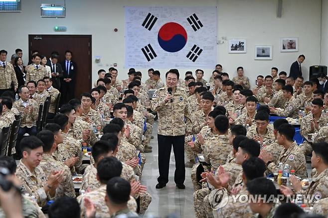 UAE 파병 아크부대 장병 격려하는 윤석열 대통령 (아부다비=연합뉴스) 안정원 기자 =  아랍에미리트(UAE)를 국빈 방문 중인 윤석열 대통령이 15일(현지시간) 현지에 파병중인 아크부대를 방문, 장병들을 격려하고 있다. 2023.1.16 jeong@yna.co.kr