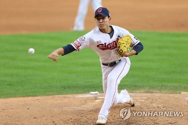 역투하는 남부리그 투수 이강준 (서울=연합뉴스) 서대연 기자 = 15일 오후 서울 잠실야구장에서 열린 2022 프로야구 퓨처스 올스타전에서 5회초 남부리그 롯데 자이언츠 이강준이 역투하고 있다.  2022.7.15 dwise@yna.co.kr