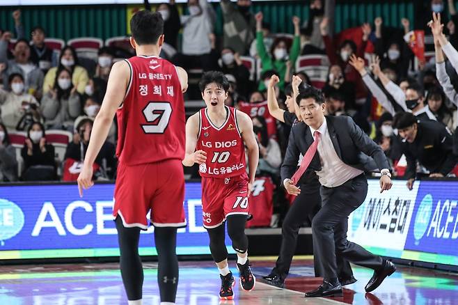 3점 슛 성공하고 기뻐하는 LG의 윤원상(10번) [KBL 제공. 재판매 및 DB 금지]