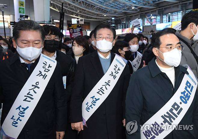 민주당 지도부, 용산역서 설 귀성 인사 (서울=연합뉴스) 이정훈 기자 = 더불어민주당 이재명 대표와 박홍근 원내대표 등 지도부가 설 연휴를 하루 앞둔 20일 오전 서울 용산역에서 설날 귀성 인사를 위해 이동하고 있다. 2023.1.20 [공동취재] uwg806@yna.co.kr