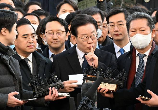 ‘성남FC 후원금’ 의혹을 받고 있는 이재명 더불어민주당 대표가 10일 경기도 성남시 수원지방검찰청 성남지청으로 출석하기 앞서 입장을 밝히고 있다. (사진= 뉴시스)