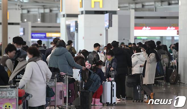 설 연휴를 앞둔 19일 인천국제공항 제1여객터미널이 출국하려는 이용객들로 북적이고 있다. 2023.1.19/뉴스1 ⓒ News1 임세영 기자