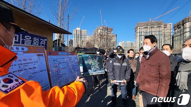 오세훈 서울시장이 21일 오전 서울 강남구 개포동 구룡마을을 방문해 김흥곤 강남소방서장의 상황 최종 브리핑을 청취하고 있다. 2023.1.21/뉴스1 ⓒ 뉴스1 이비슬 기자