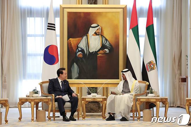 윤석열 대통령이 15일 오전(현지시간) 아랍에미리트(UAE) 아부다비 카사르 알 와탄에서 모하메드 빈 자이드 알 나하얀 UAE 대통령과 확대회담을 하고 있다. (대통령실 제공) 2023.1.16/뉴스1 ⓒ News1 안은나 기자